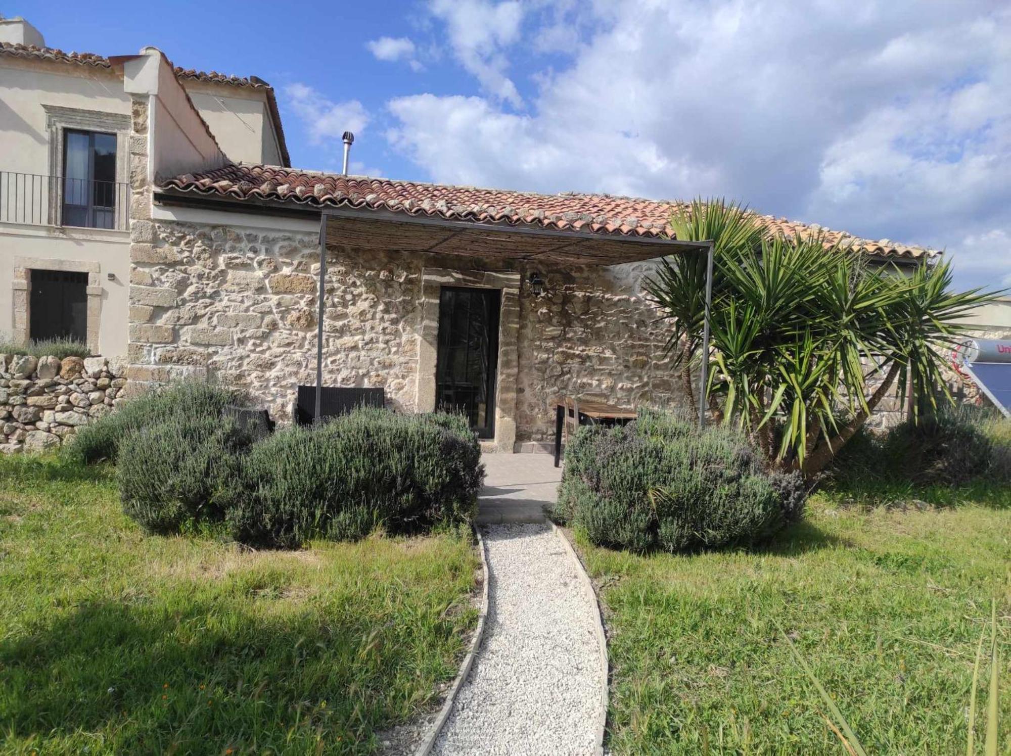 Bramasole Charming House Hotell Comiso Exteriör bild